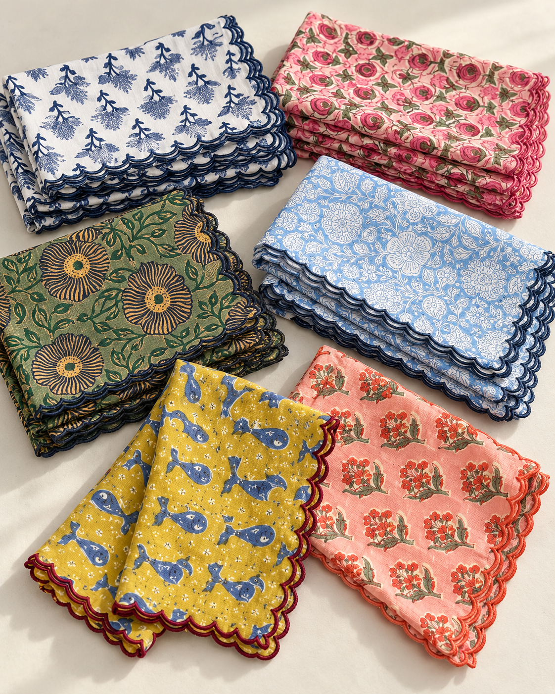 Printed cotton napkins with scalloped edges